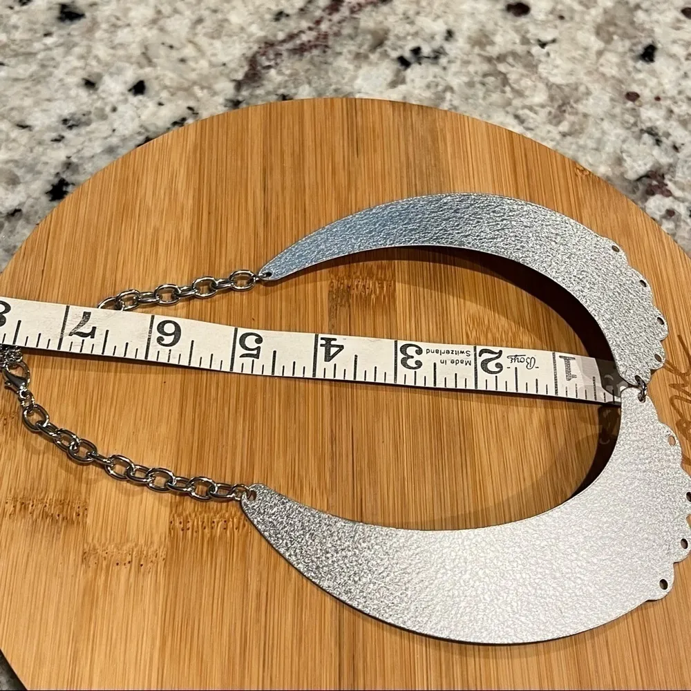 Silver tone textured bib metal necklace - Image 4