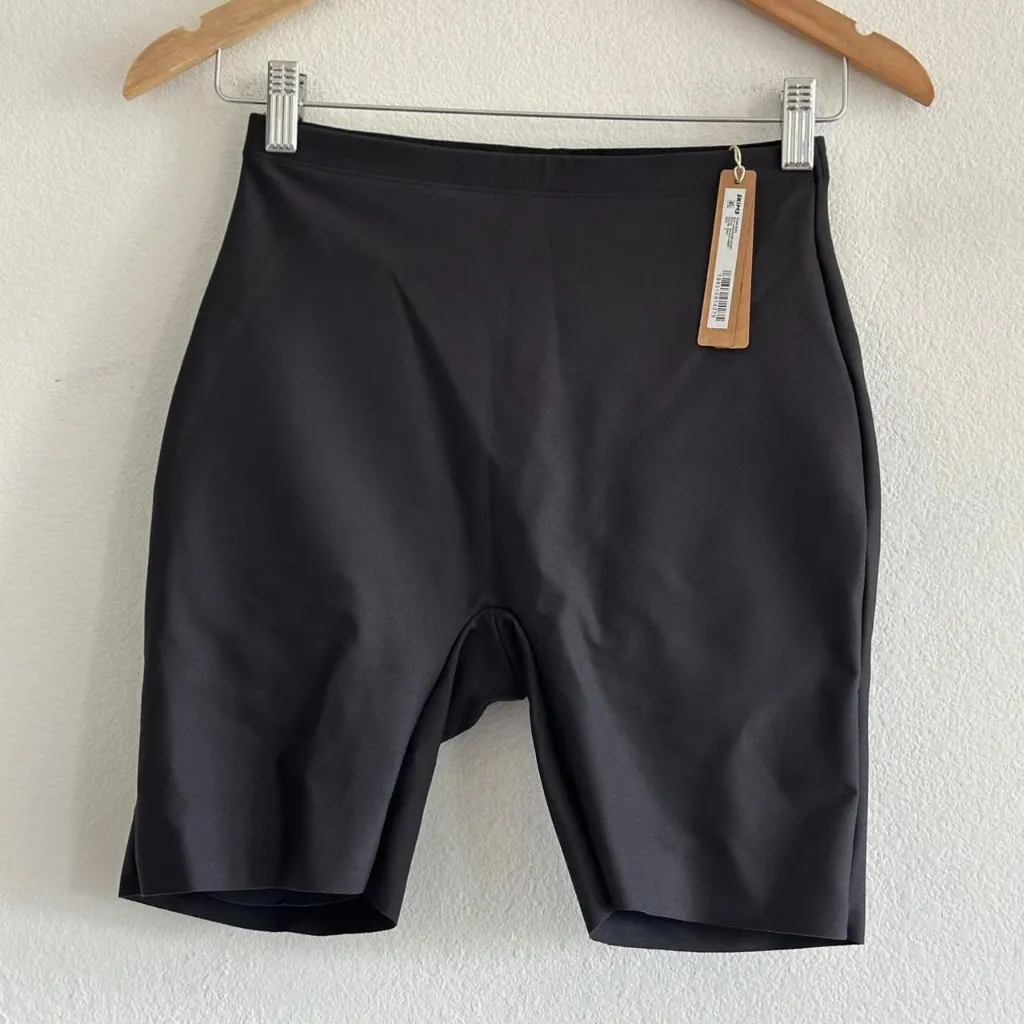 Skims Body Butt Enhancing Padded Short in Onyx, Size Small - Image 5