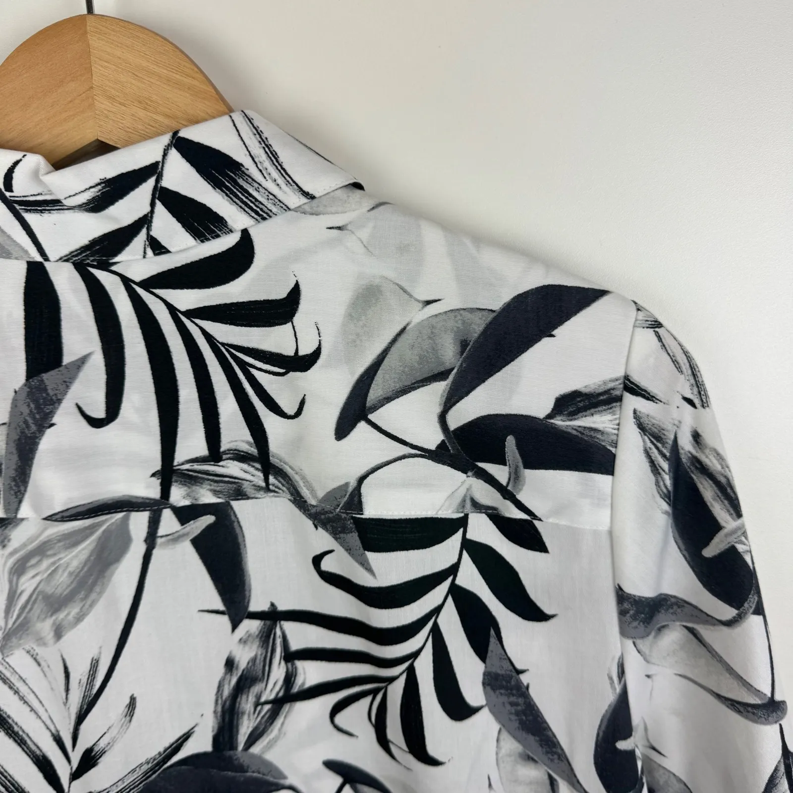 NWT Foxcroft Floral Leaf Print Wrinkle Free Button Down Shirt Size 8 Lightweight - Image 3