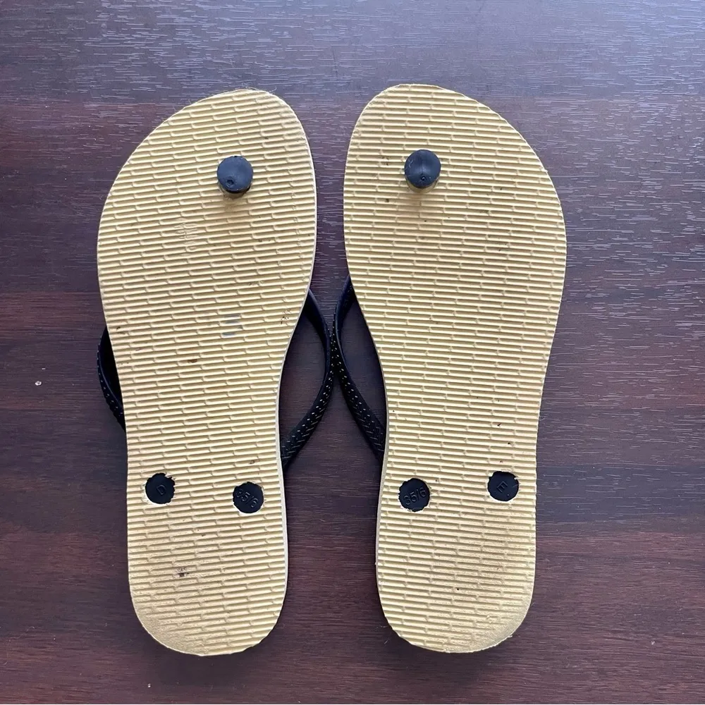 HAVAIANAS | Graphic Print Flip Flops Sz 6 - Image 4