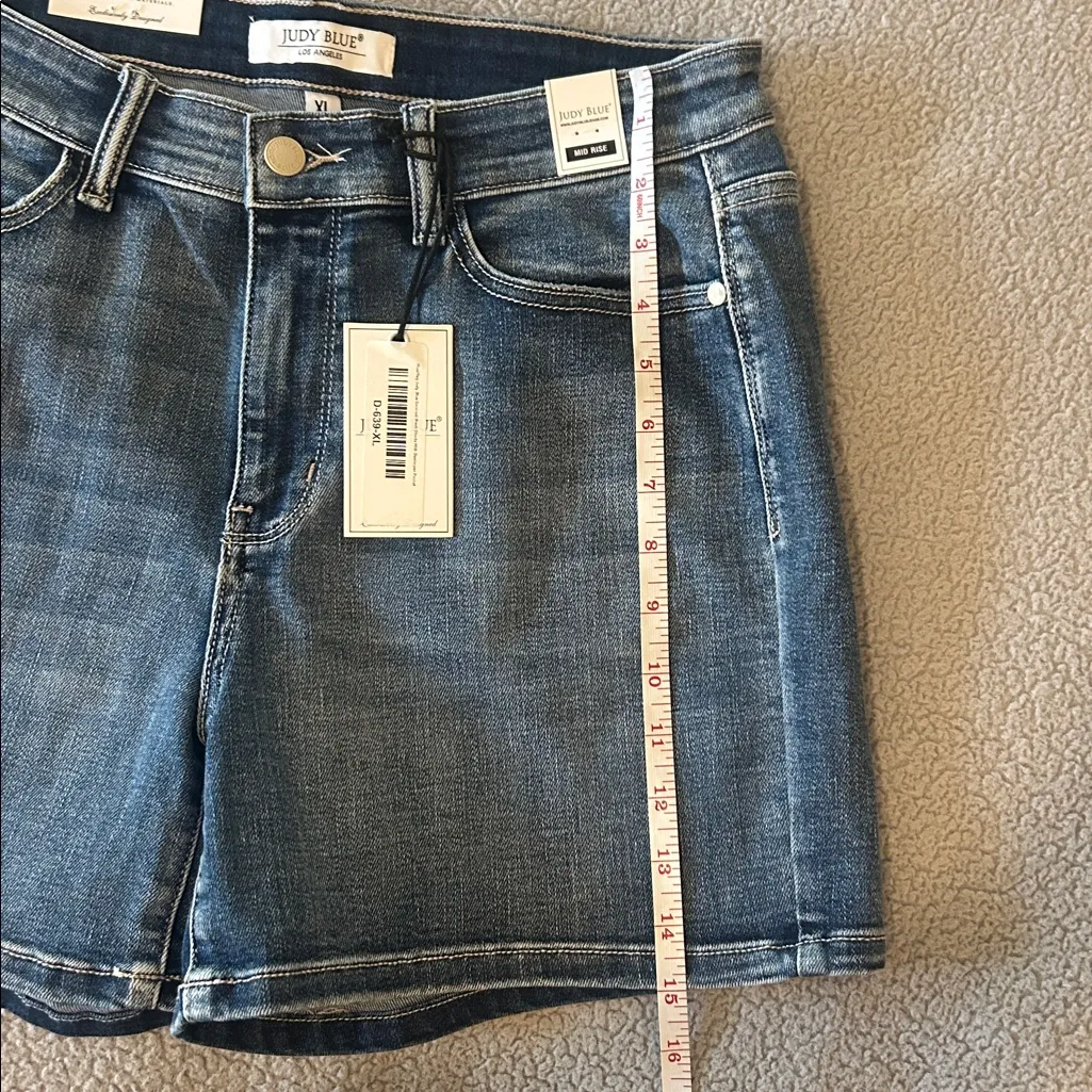NWT Judy Blue Mid Rise Contrast Medium Wash Jean Shorts Destroyed Pocket XL - Image 7
