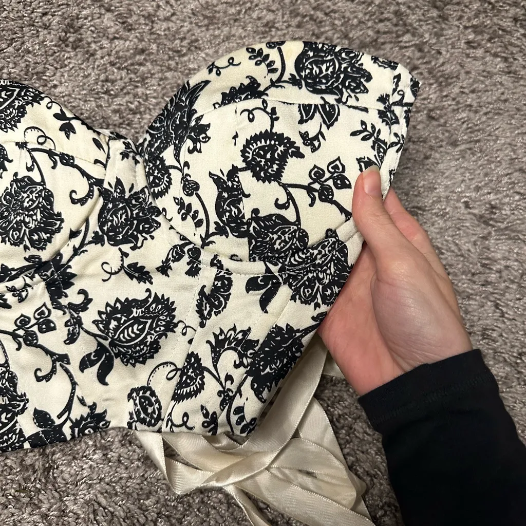SHEIN Black and Cream Floral Crop Top - Image 2
