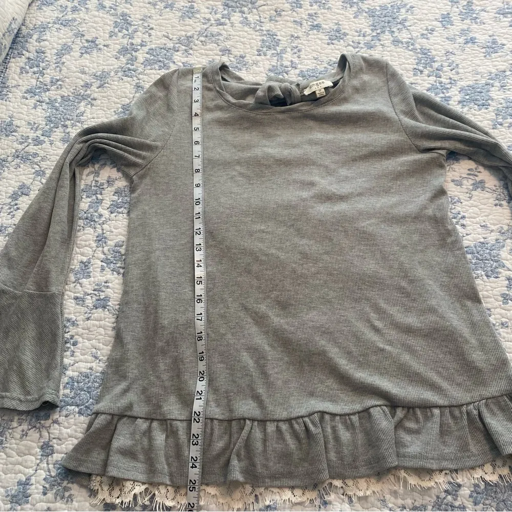 Umgee Heather Gray Bell Sleeve Lace Back Ruffle Hem Long Sleeve Top Size Medium - Image 5
