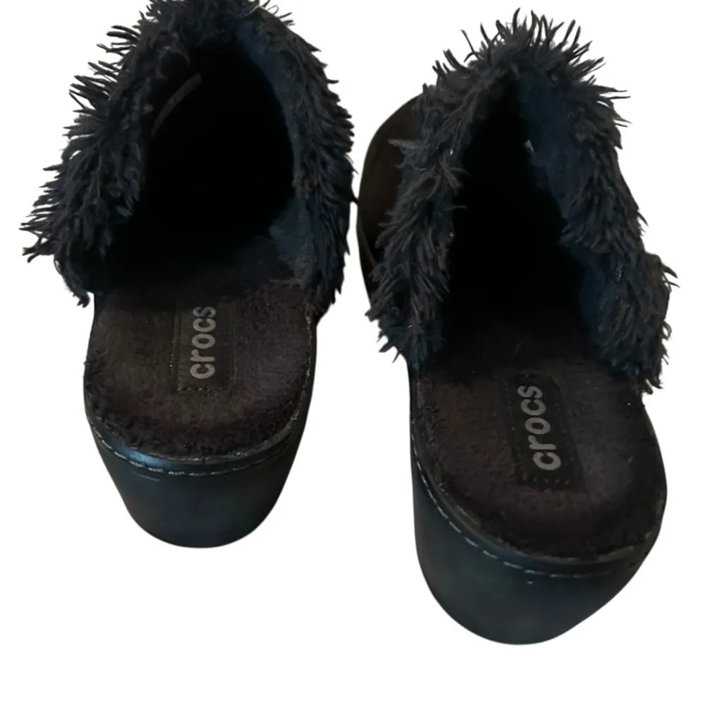 Crocs Black Cobbler Suede Leather Faux Fur Lined Slip-On Clogs Size 9 Shoes. - Image 4
