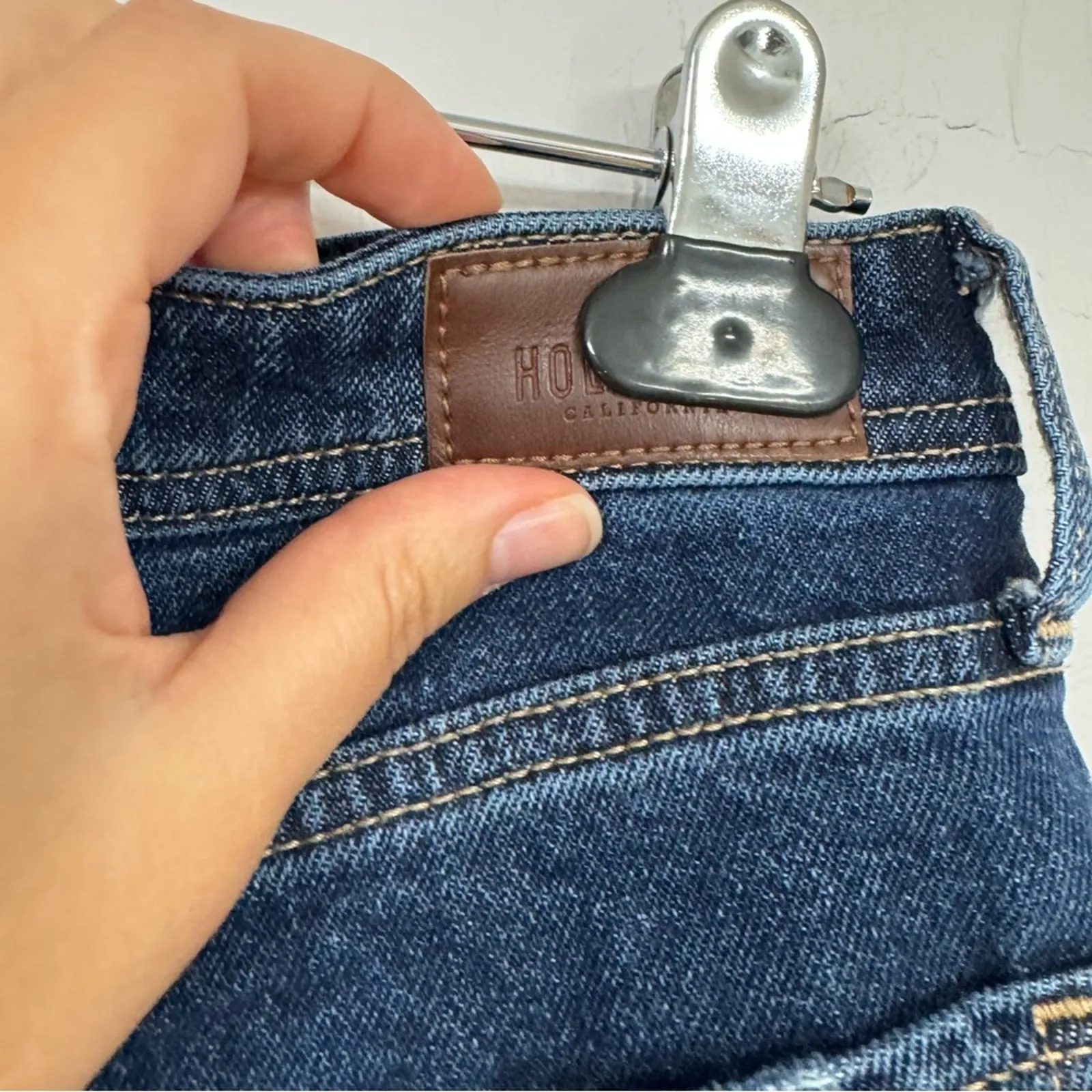 Hollister Curvy Ultra High Rise Mom Jean Shorts Womens 27 Blue Denim Button Fly - Image 4