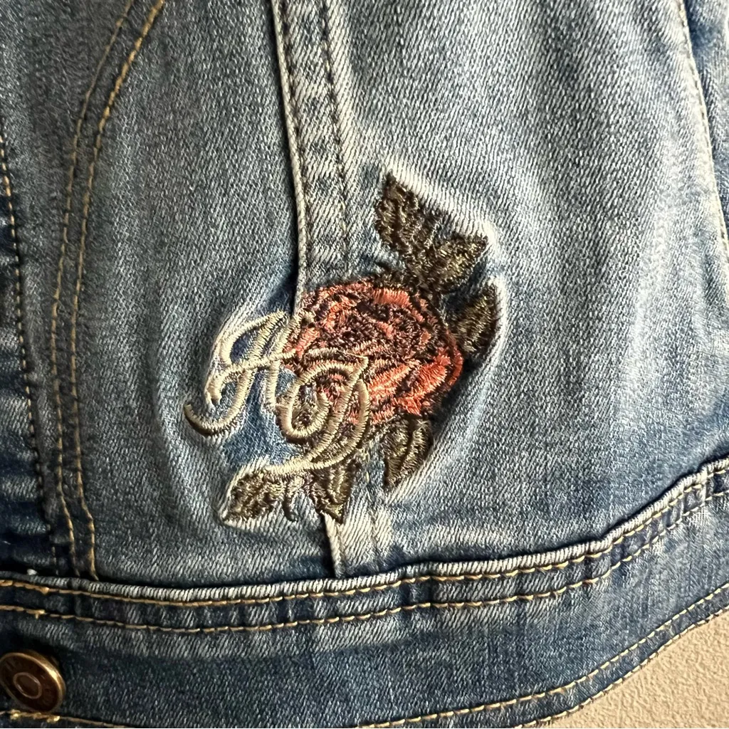 Harley Davidson Women’s Camo & Studs Accent Distressed Blue Jean Denim Vest sz S - Image 4