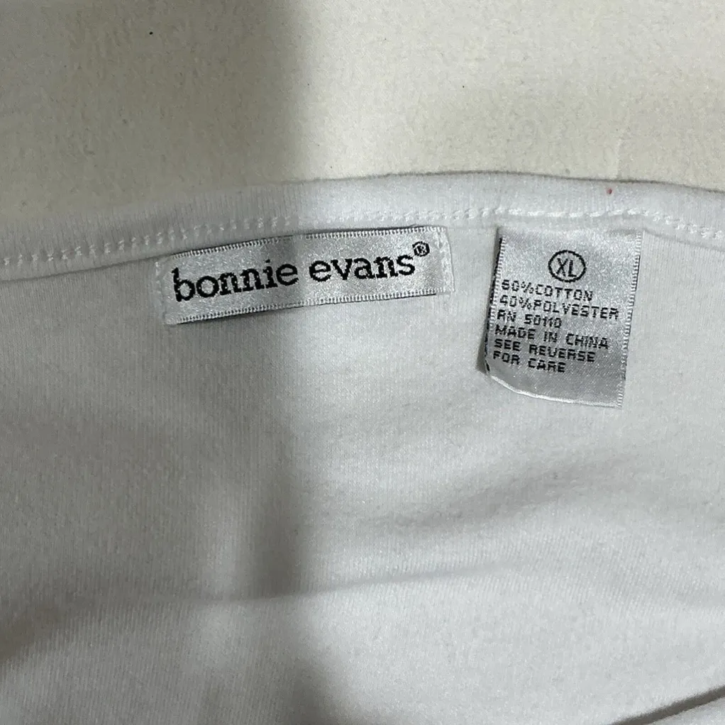 Woman’s Bonnie Evan’s White With Red Blue Embroidered Design Xl T Shirt - Image 4