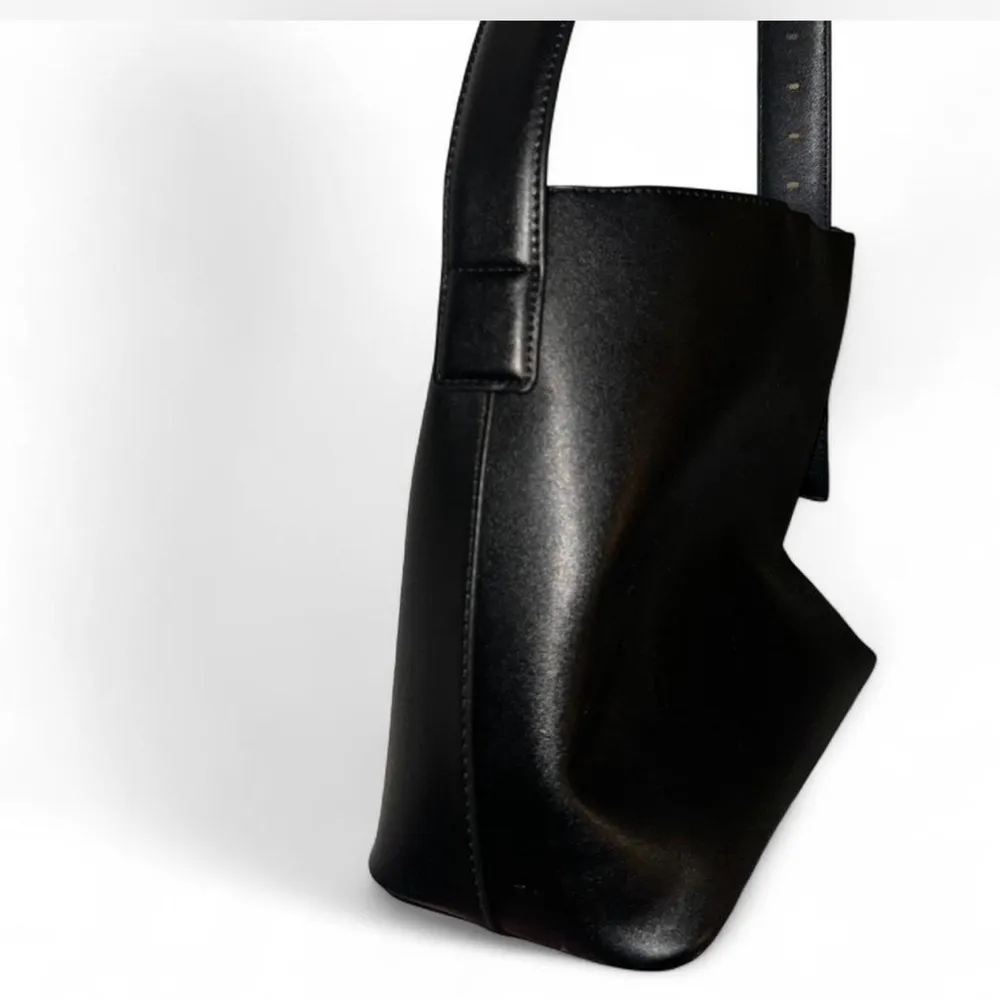 Elegant Black Shoulder Bag - Image 3