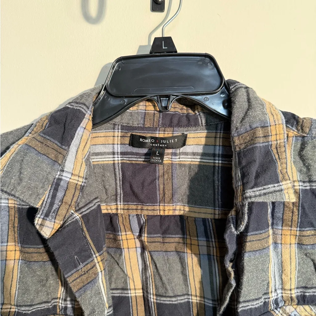 Romeo & Juliet Couture Women’s Plaid Flannel Button-Up Shirt - Size Large - Image 3