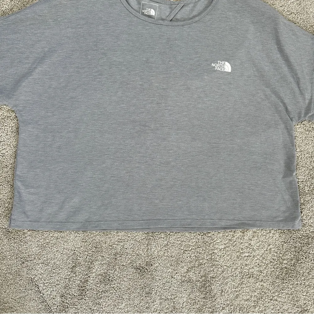 The North Face Wander Keyhole Crossback Crew Neck Shortsleeve Shirt in Gray L - Image 5