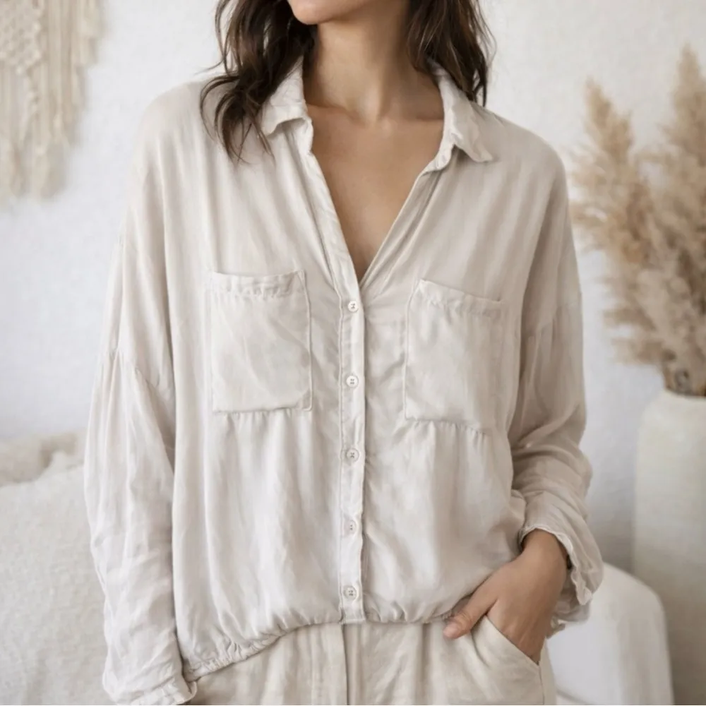Isabel Marant Étoile V-Neck Minimalist Silk-Feel Button Down Top in Taupe - Image 7