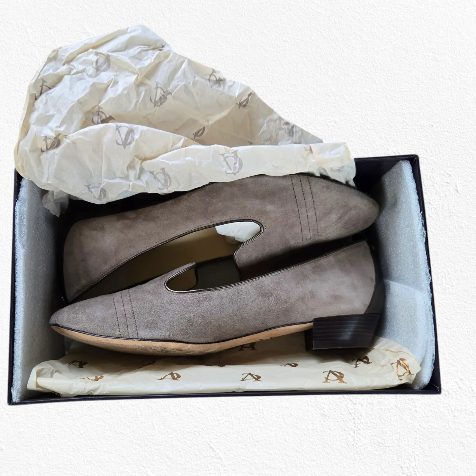 VC Signature Dark Taupe Leather Suede Almond Toe Slip On Loafer Flats Size 9.5 Brown - Image 10