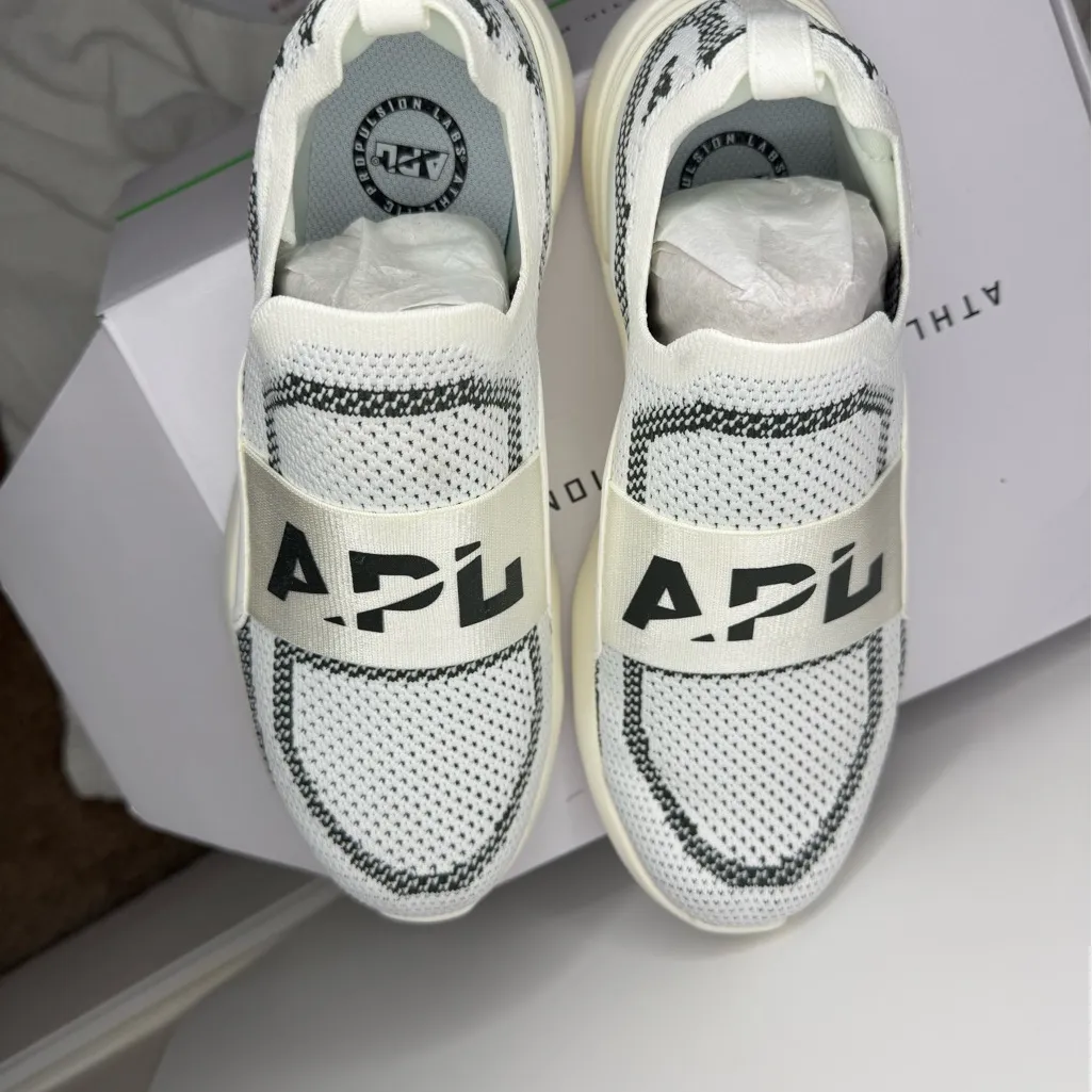 APL Women's Techloom Bliss in Ivory and Dark Army olive green 8 - Image 4