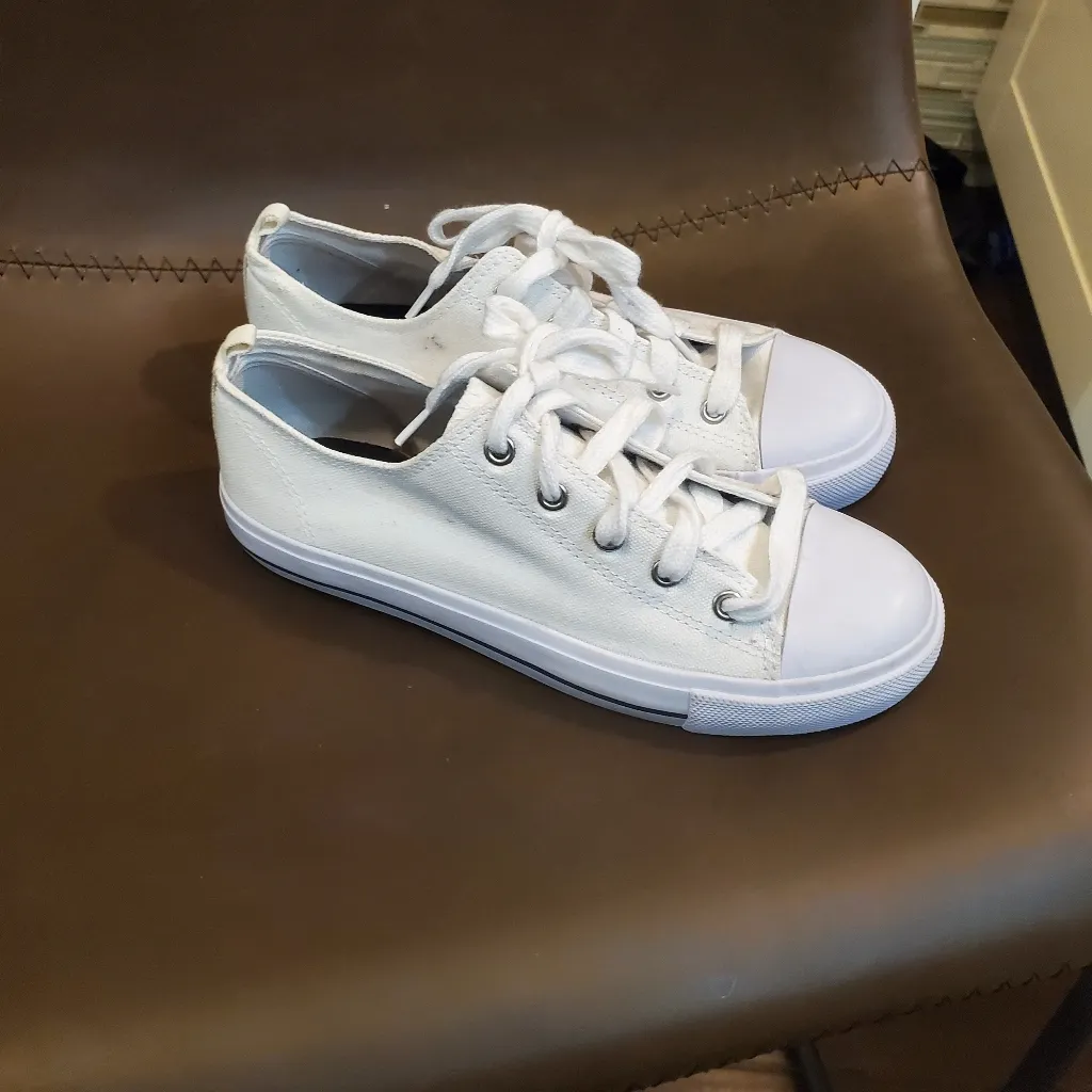White sneakers size 7 new never worn - Image 2