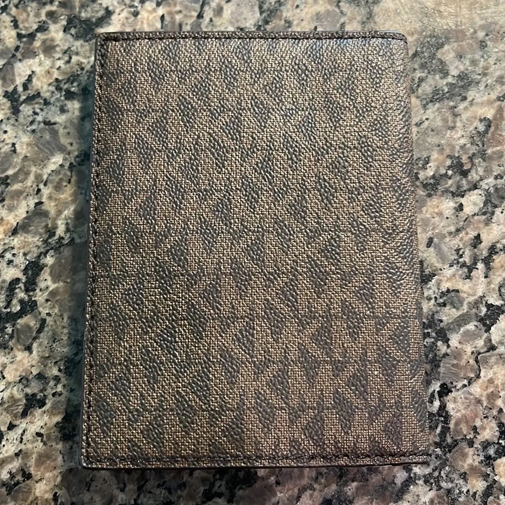 Michael Kors Brown Tan Jet Set Passport Travel Wallet Case NEW - Image 2