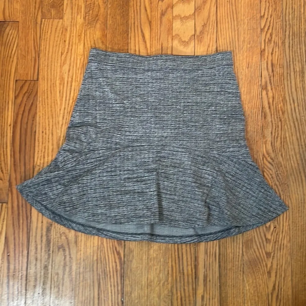 Banana Republic Factory Flouncy Fluted‎ Mini Skirt Grey size 4 - Image 2