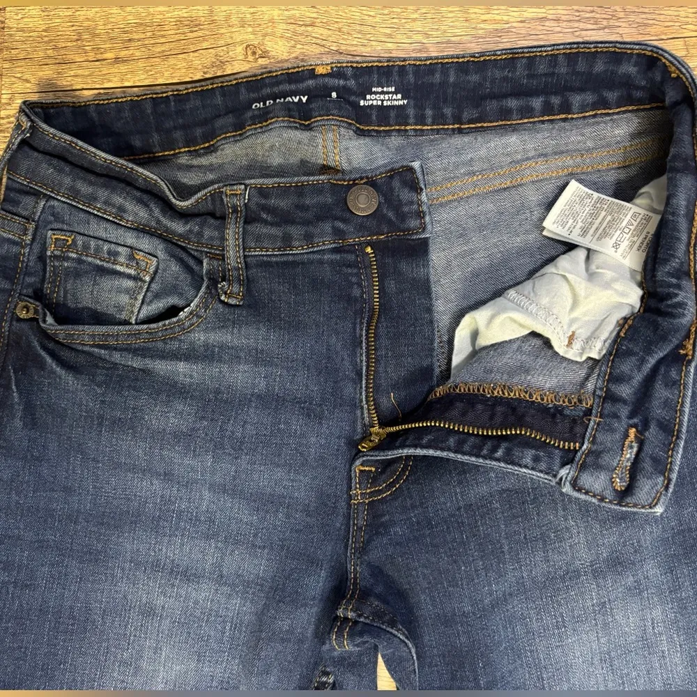 Old Navy Mid-rise rockstar skinny dark wash jeans size 8 short - Image 9