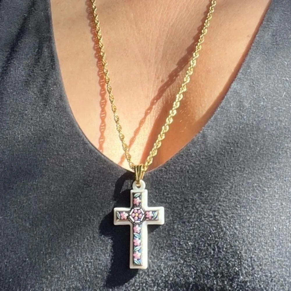 Avon Vintage White Enamel Floral Cross Necklace 24” Goldtone Rope Chain Gold - Image 3