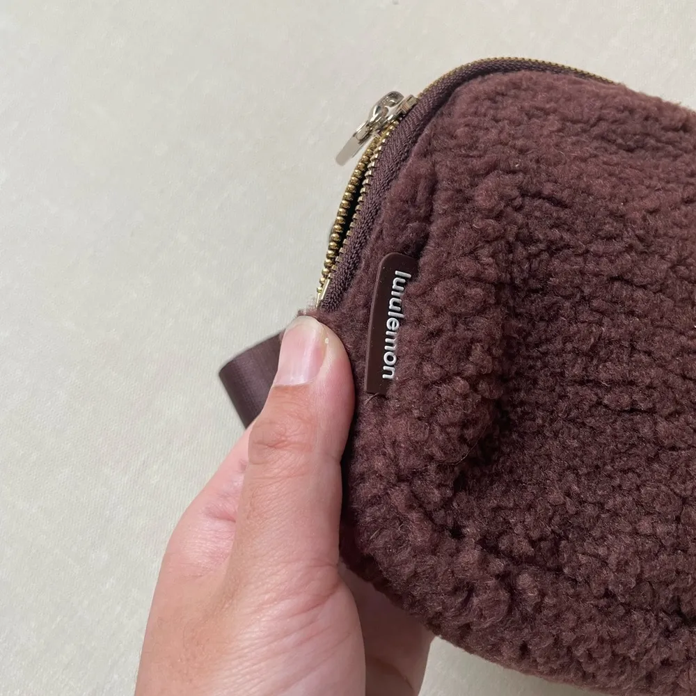 Lululemon Everywhere Belt Bag Fleece 1L - Image 10