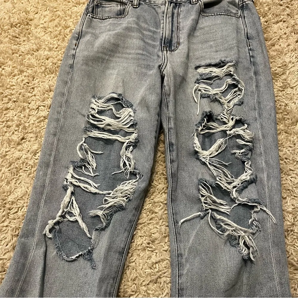 American Eagle Outfitters Distressed mom jeans size 6 - Image 4