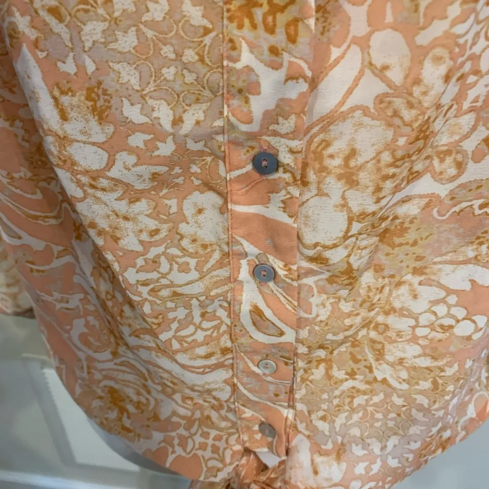 Forever 21 | contemporary floral print front tie top size large - Image 2