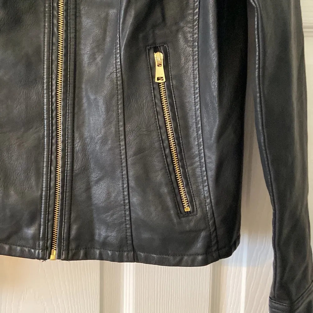 Baccini Faux Leather Black Women's Jacket size S excellent condition length 23” - Image 5