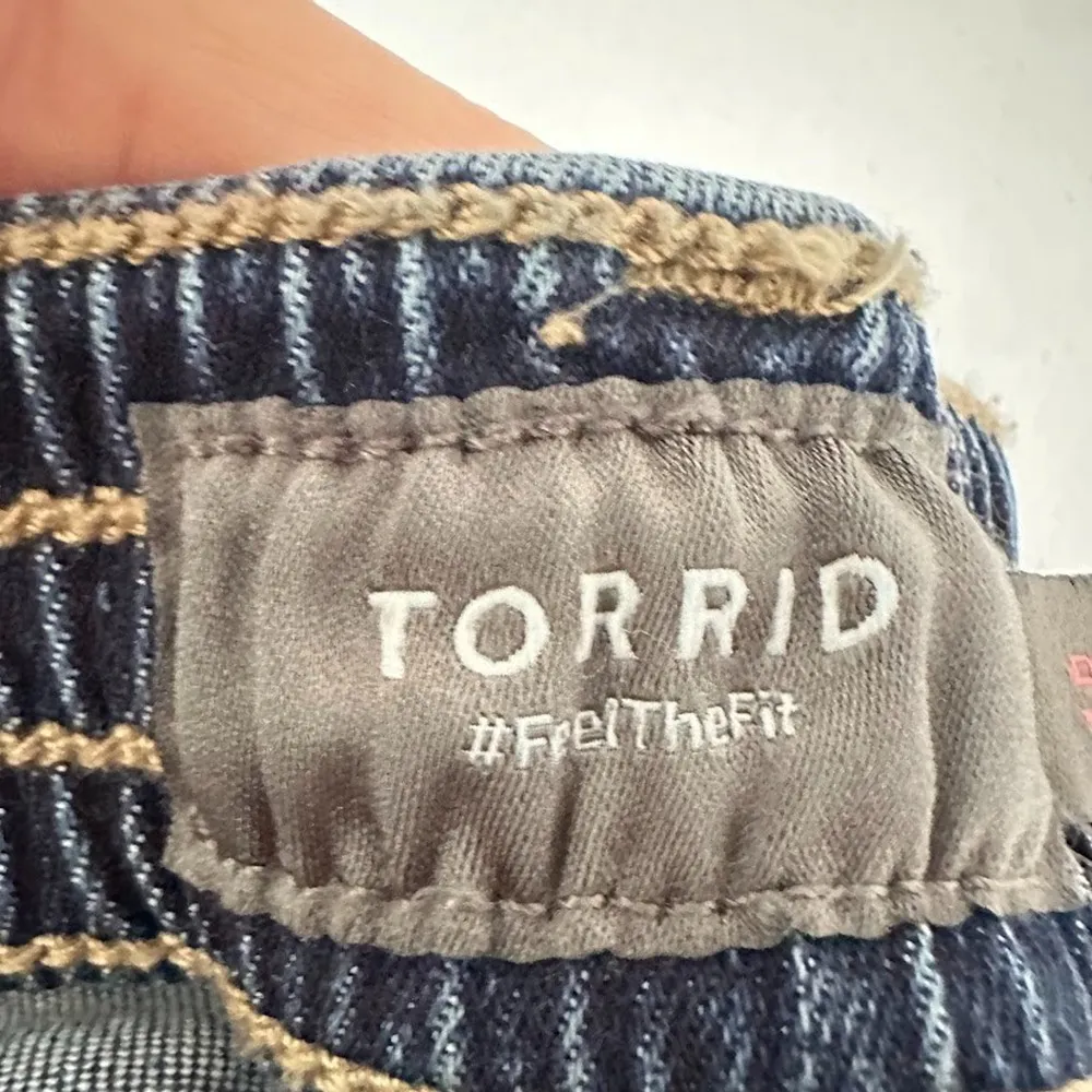 Torrid Pull-On Boyfriend Straight Super Soft Mid-Rise Jean Size 1 1X Distressed - Image 5