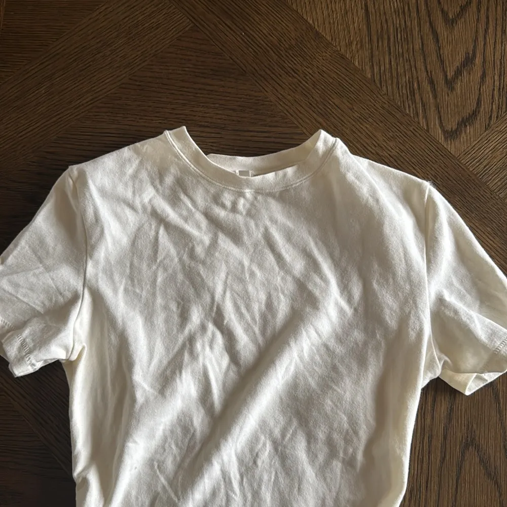SKIMS SOFT SOOTHING SEAMLESS T-SHIRT, Size X-Small, Marble, $54 - Image 5