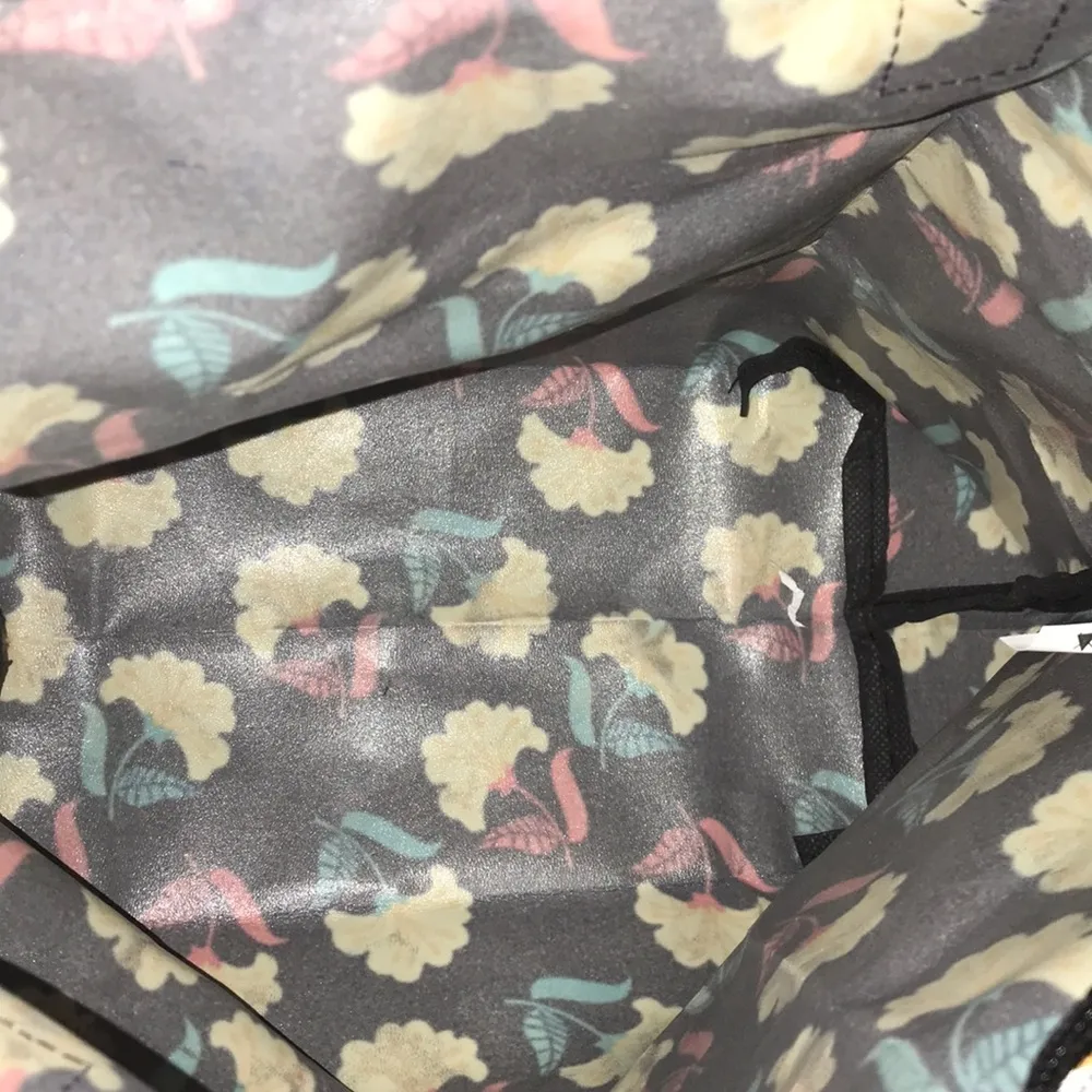 Beautiful Folding Handbag/Tote - Image 4