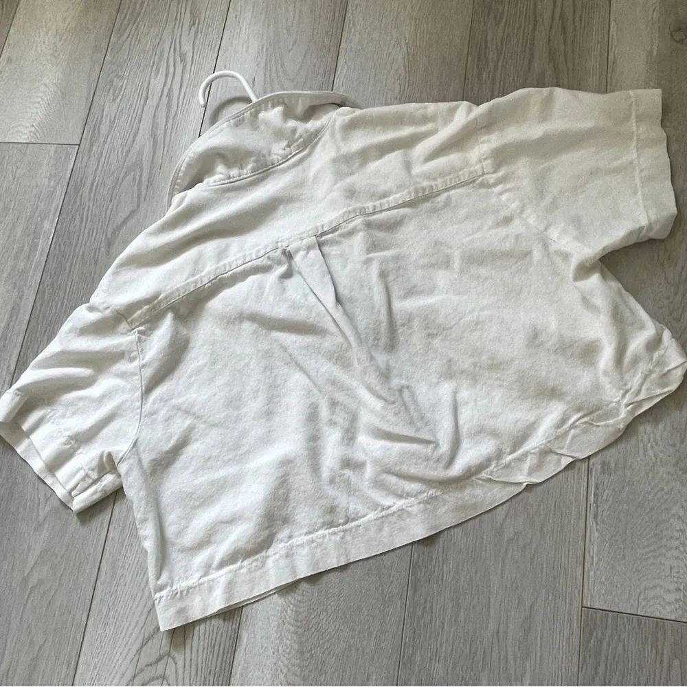 Anne Klein Palm Tree Embroidered Cropped Hawaiian Shirt Cream (Medium) beachy - Image 4