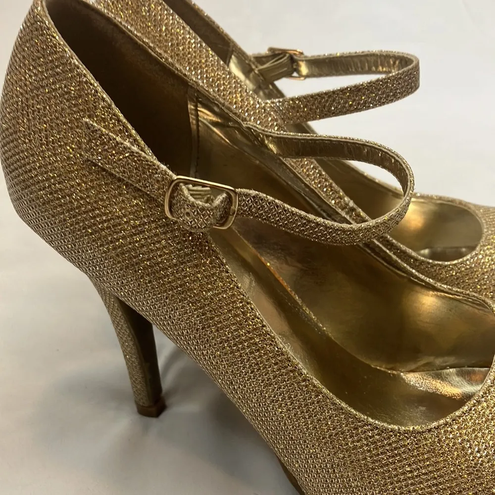 Delicacy woman’s size 8.5 sparkling gold Mary Jane style heels - Image 5