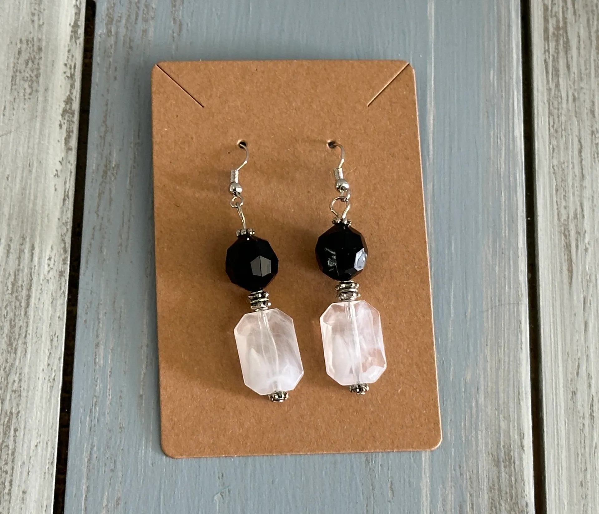 NWT Gorgeous Dangle Pierced Earrings White & Black Faceted & Silver Tone Beads - Image 3