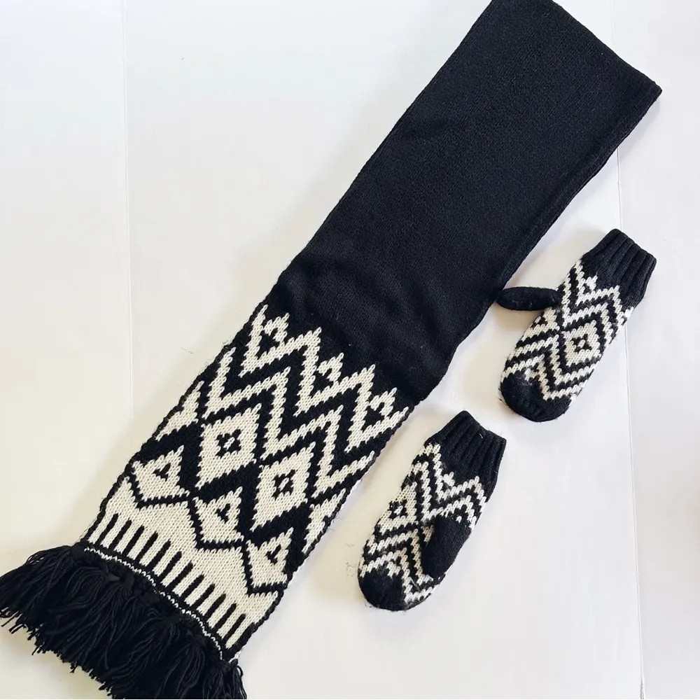 NEW Old Navy Fringed Sweater Knit Scarf Black White Chunky Tassel & Gloves - Image 2