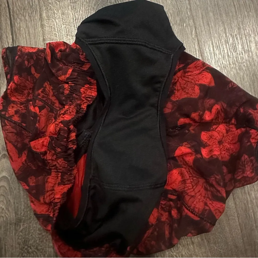Women’s Hotty Hot Short II Running 2.5" Carminetrue Red Black Floral - Image 6
