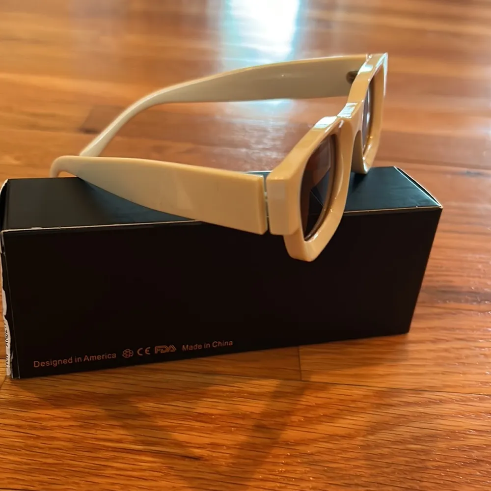 Vintage look Rectangular Sunnie Sunglasses - Image 2