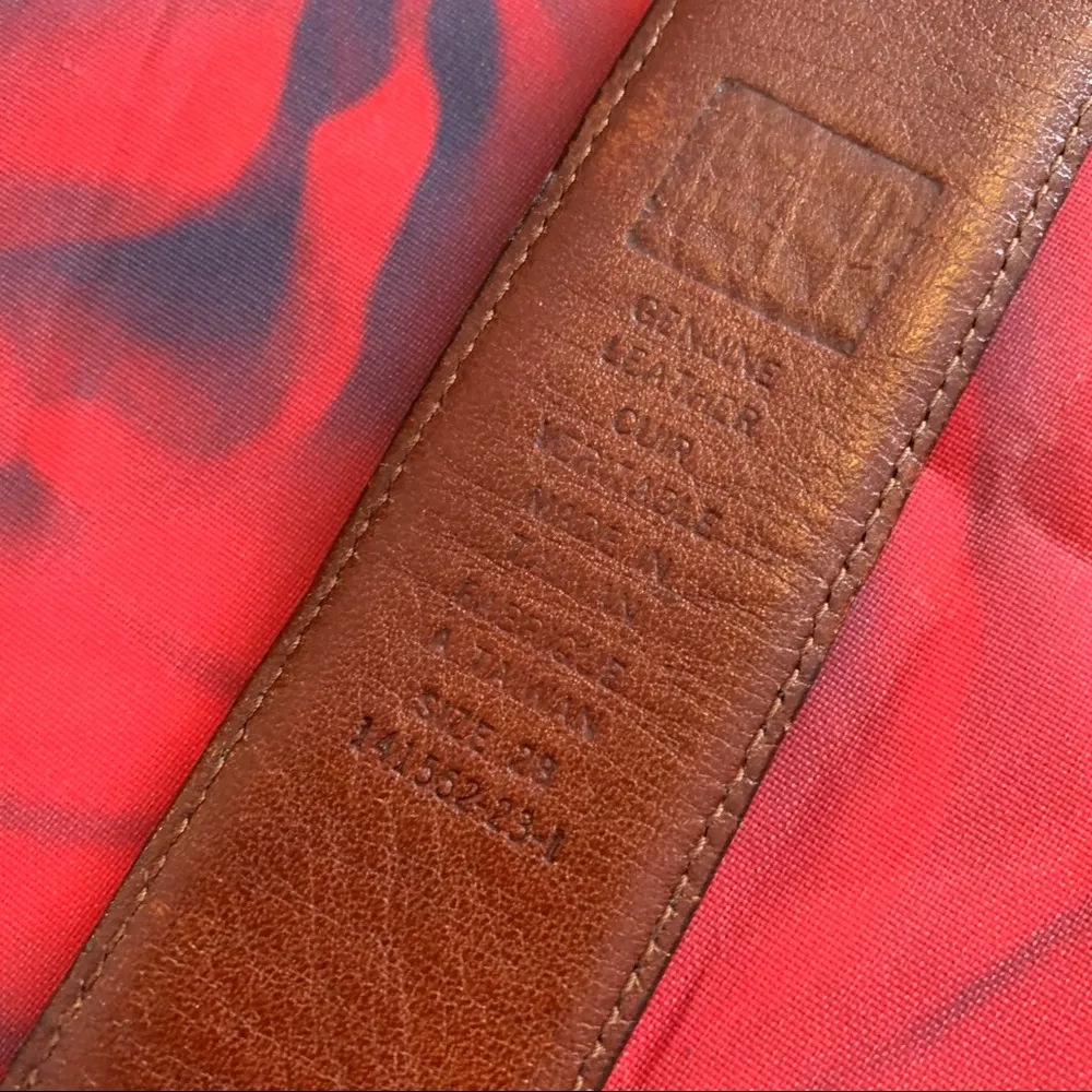 Gap  size 28 brown leather belt lovingly worn - Image 4