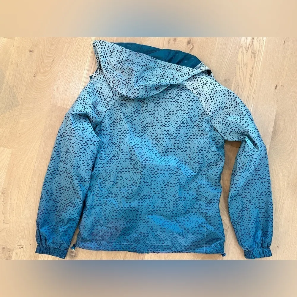 New balance women’s blue ombré windbreaker size small - Image 2