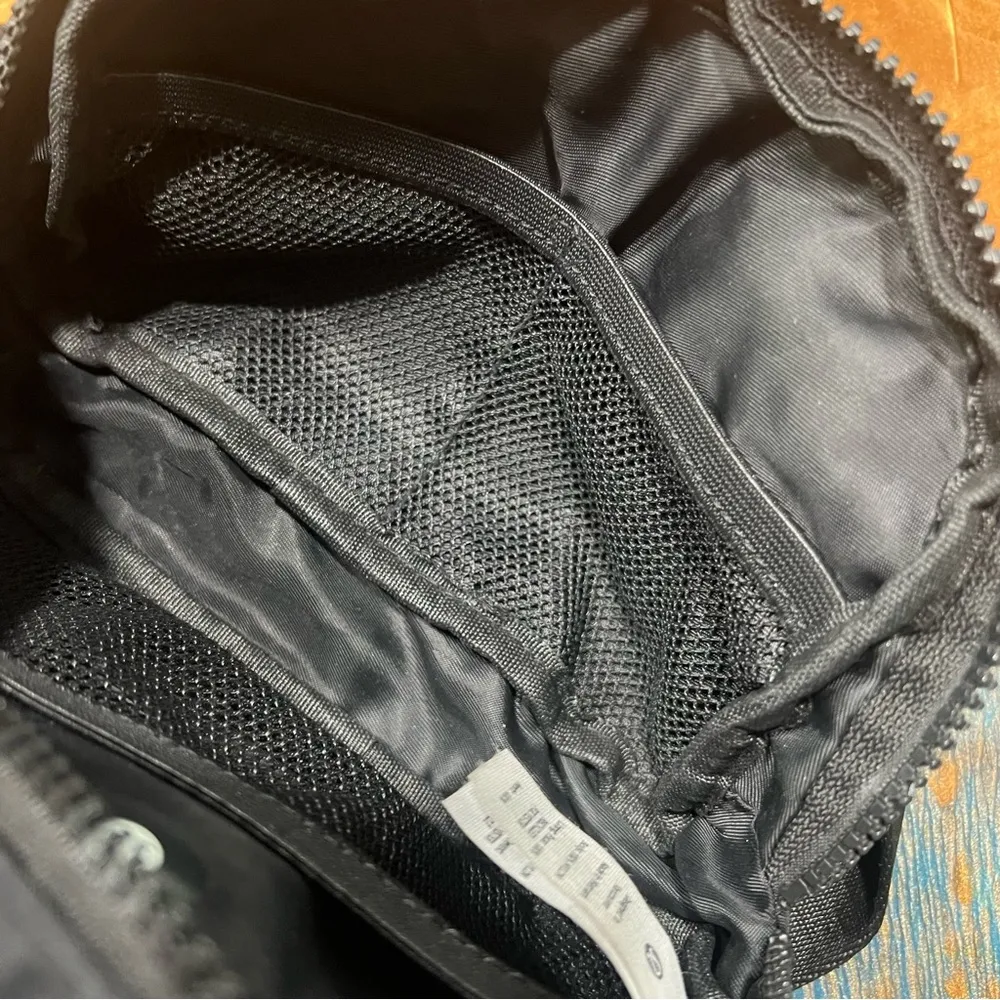 lululemon Everywhere Belt Bag Black OS unisex - Image 6