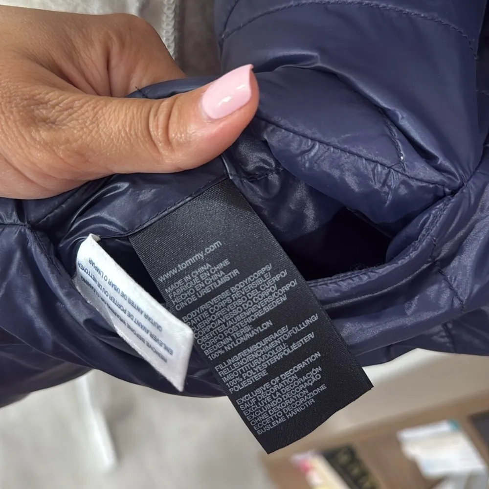 Tommy Hilfiger reversible lightweight puffy full zip vest - Image 12