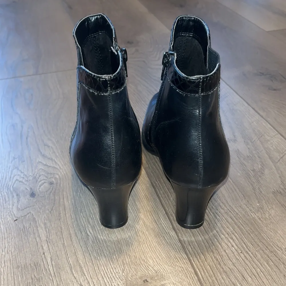 A2 by Aerosoles heeled ankle boot, size 8.5, black with snakeskin detail - Image 4