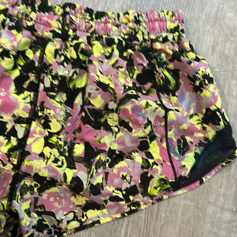 Lululemon Hotty Hot Sz 8 Women's Multicolor Athletic Workout Gym Run Yoga Shorts - Image 4