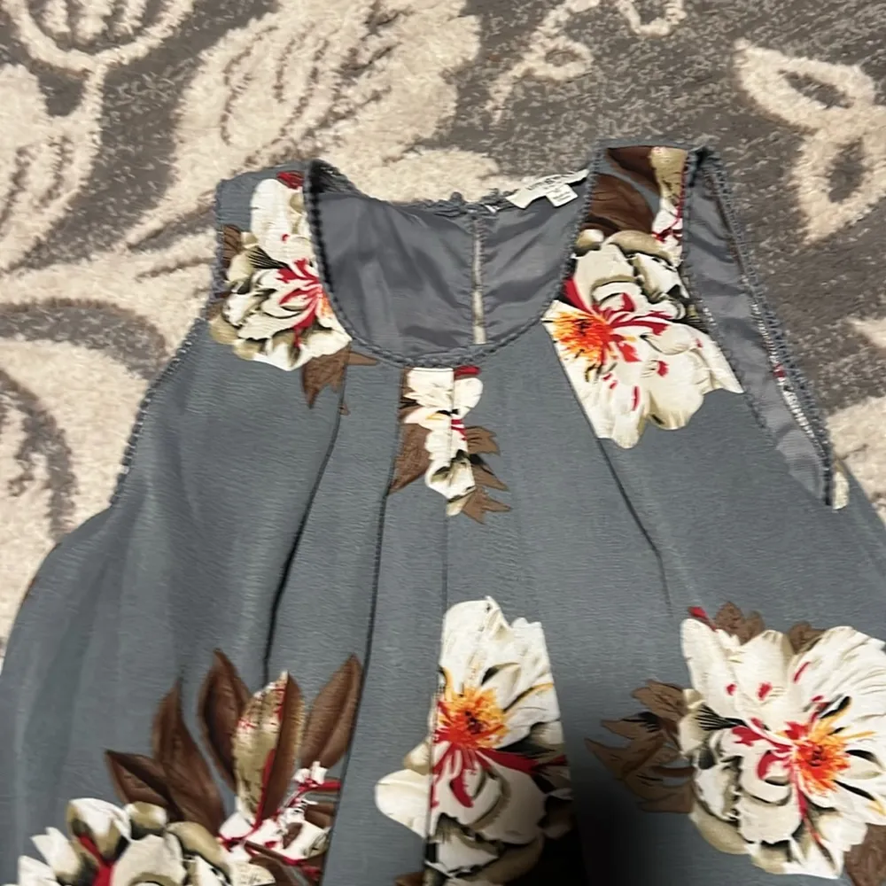 Umgee gray floral dress lined. Excellent condition size medium. - Image 2