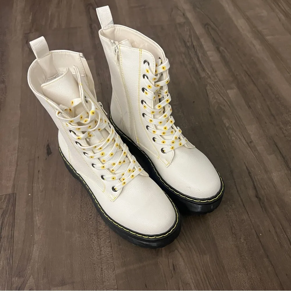 Brand New  Combat Boots Womens Size US 7.5 Yellow Sunflower Lace Up - Image 2