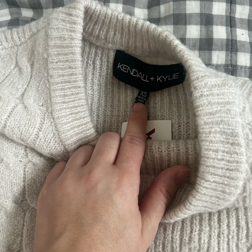 Cream cable knit sweater - Image 3