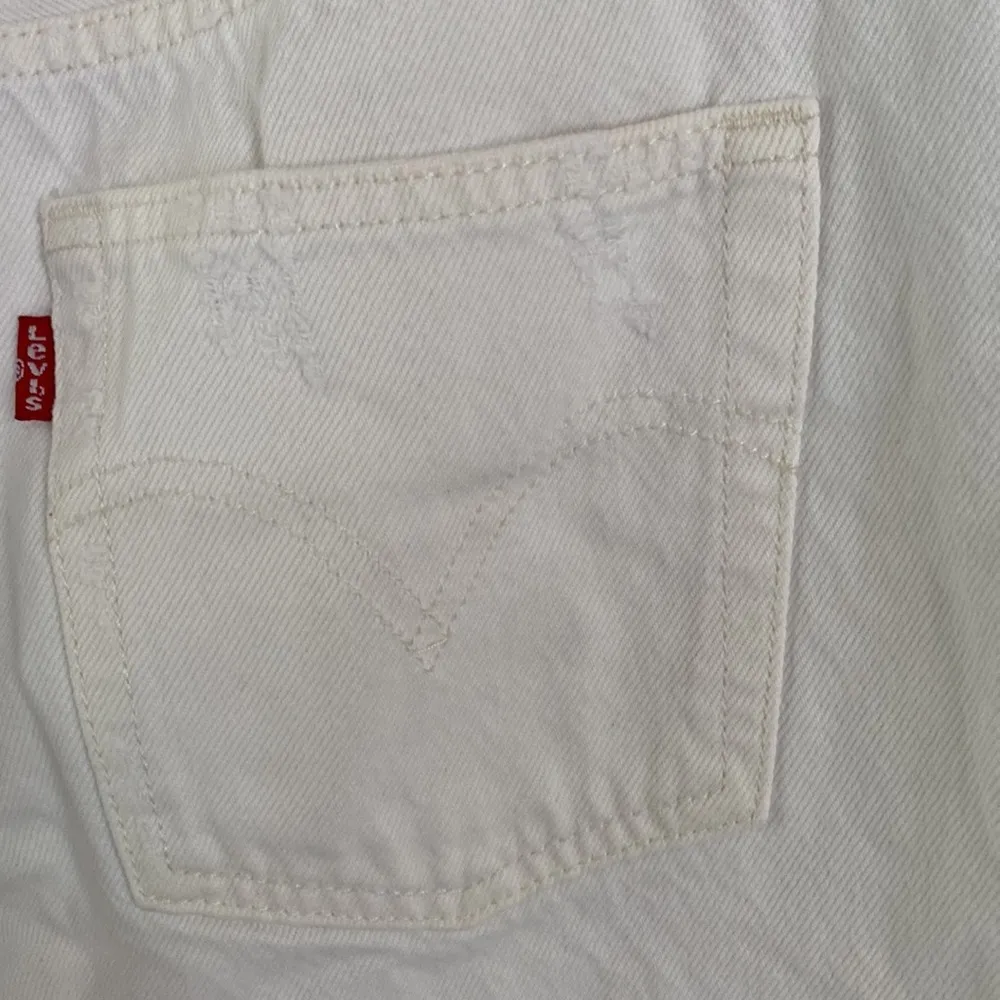 Levis 501 White Distressed Cropped Jeans - Image 6