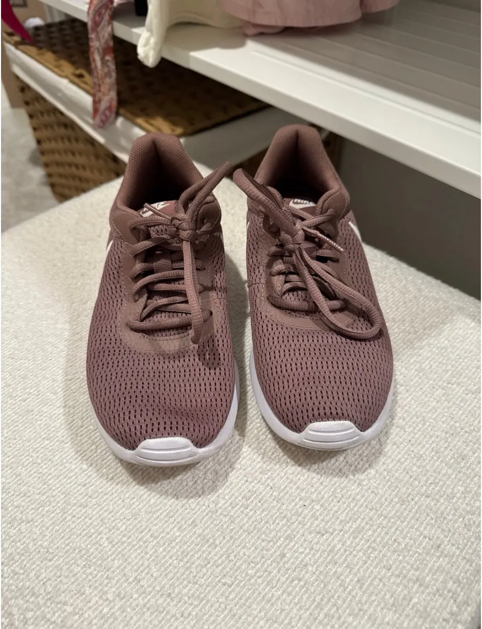 Like new Nike sneakers - Image 3