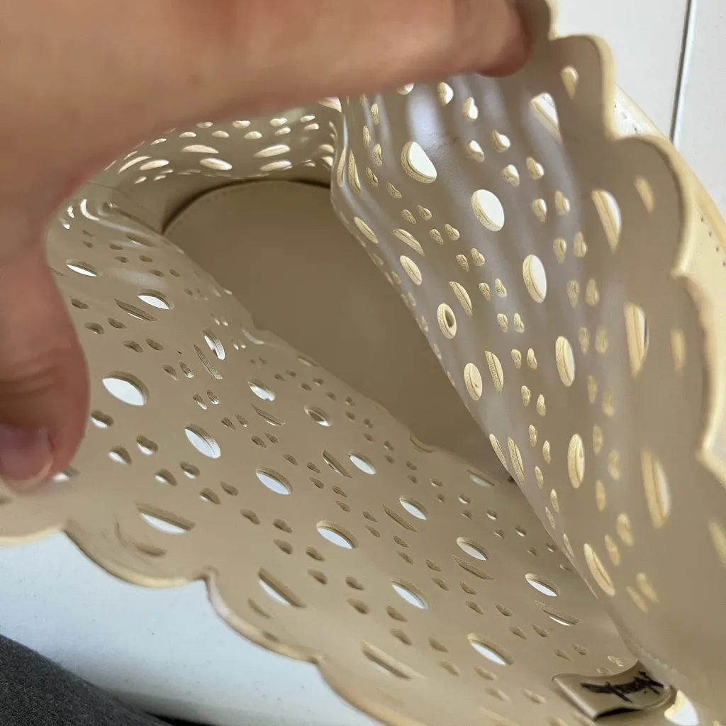 Neiman Marcus white bucket bag with cutout details and a scalloped edge - Image 6