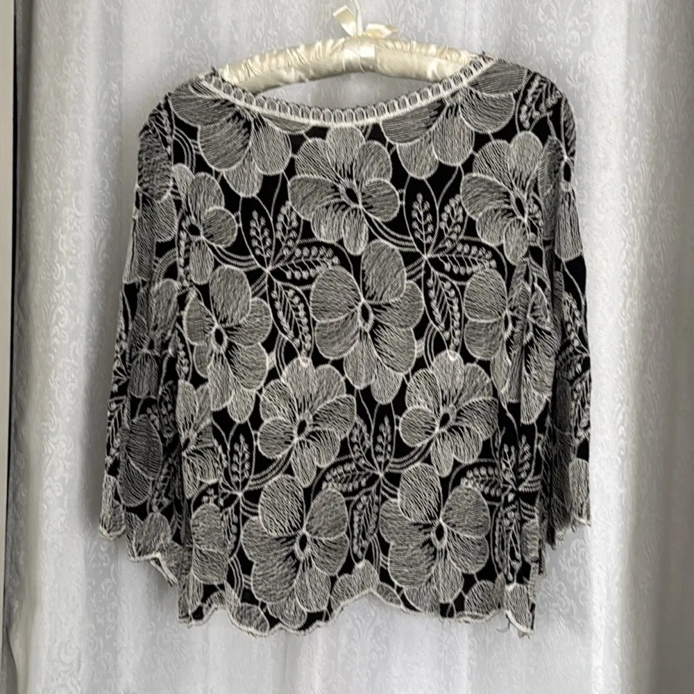 Solitaire  EMBROIDERED TOP SZ: L/XL - Image 3