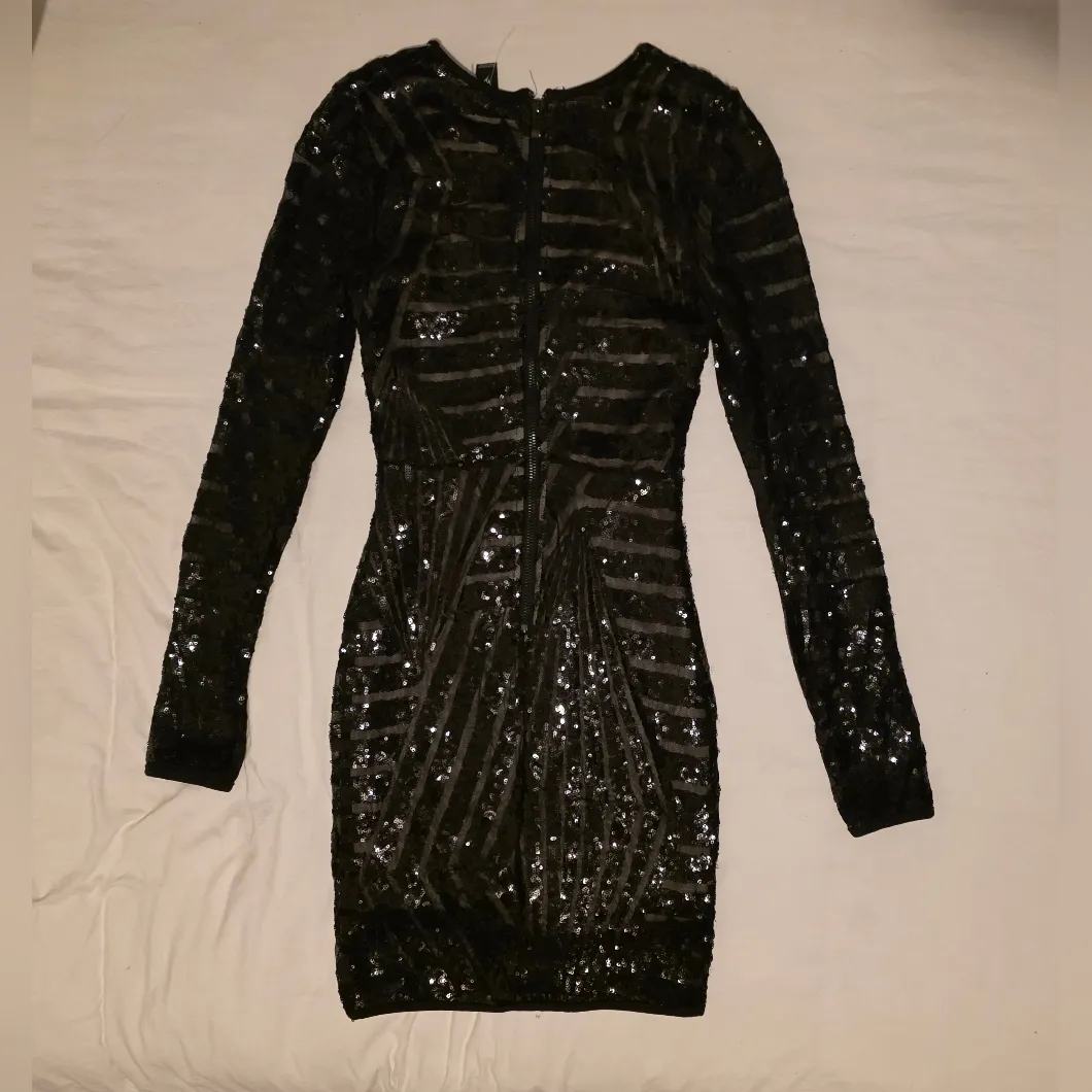 Windsor Glamourus Black Sequin Long Sleeve Dress - Image 5