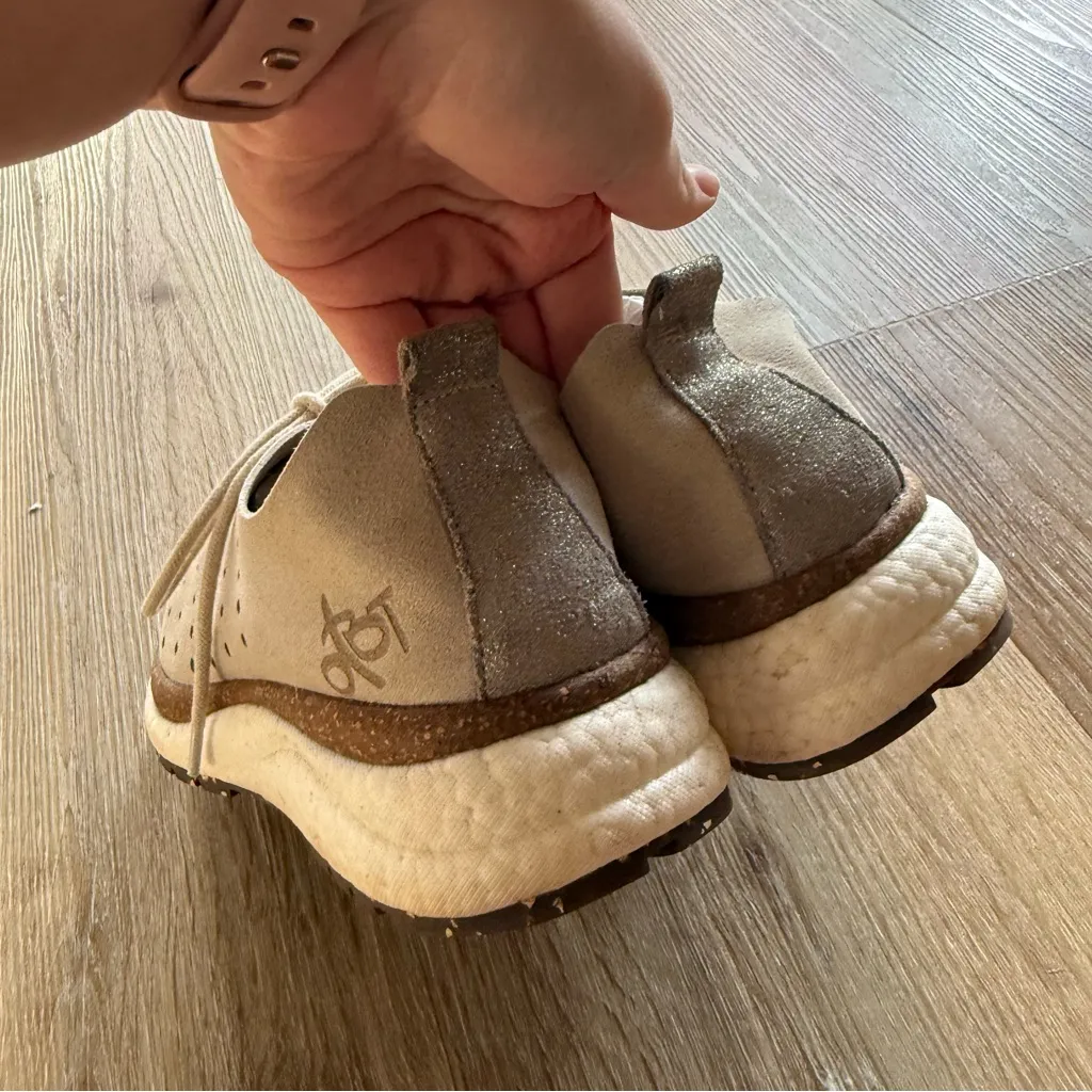 OTBT Alstead Suede Leather Sneakers in a Light Beige Color Size 6 - Image 6